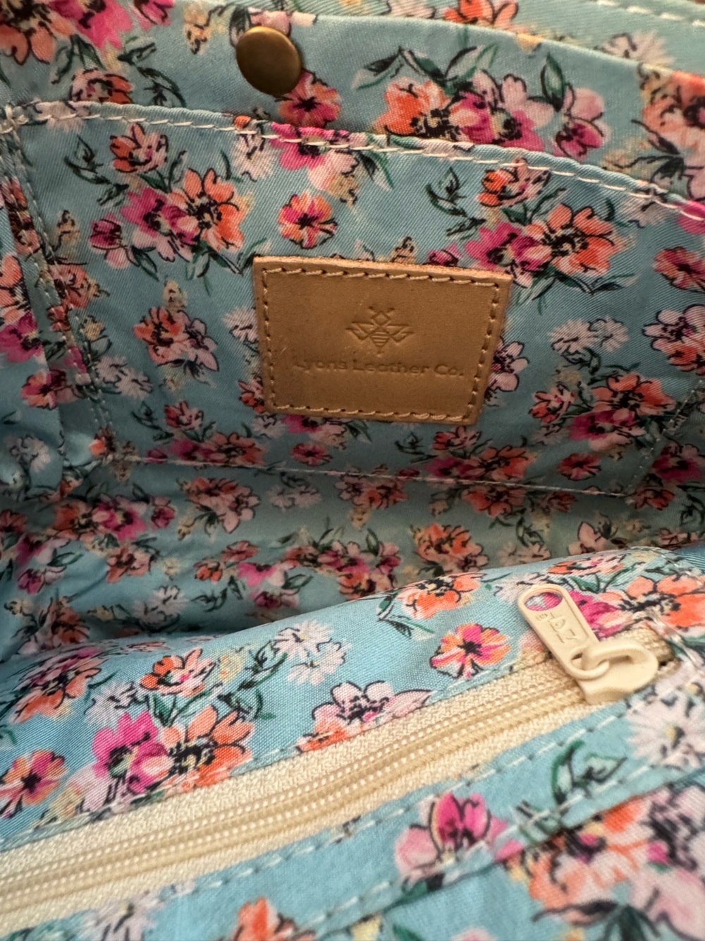 Lyons Leather Seashell Bee Bag with Extended Strap - Picture 5 of 13